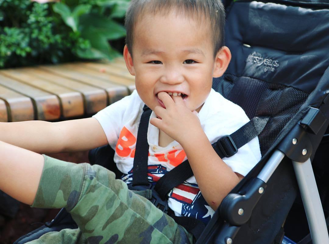 美国网红领养中国残障男孩,疯狂吸血赚钱后就无情抛弃?