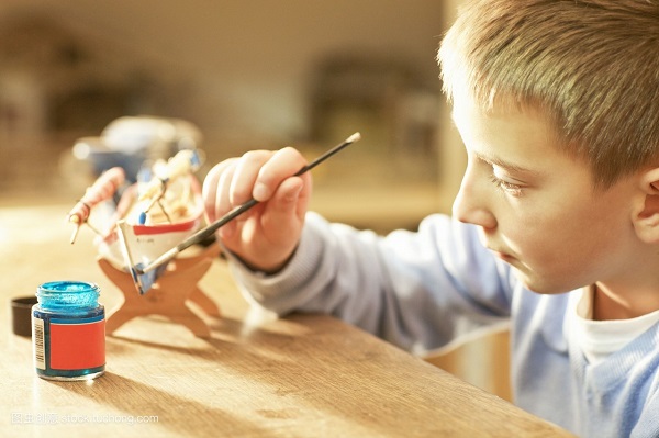 孩子很期待圣诞老人送礼物,圣诞老人用什么方式给孩子送礼物