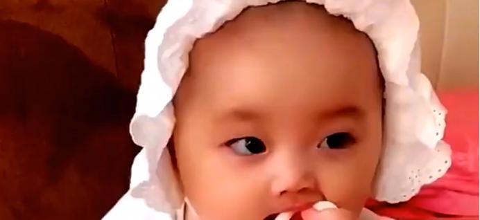 婴儿爱吃衣服和被子是怎么回事,宝宝爱吃妈妈皮肤怎么办