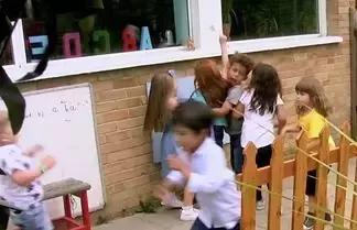 孩子抢玩具父母的正确做法,两个孩子抢玩具大人应该怎么做