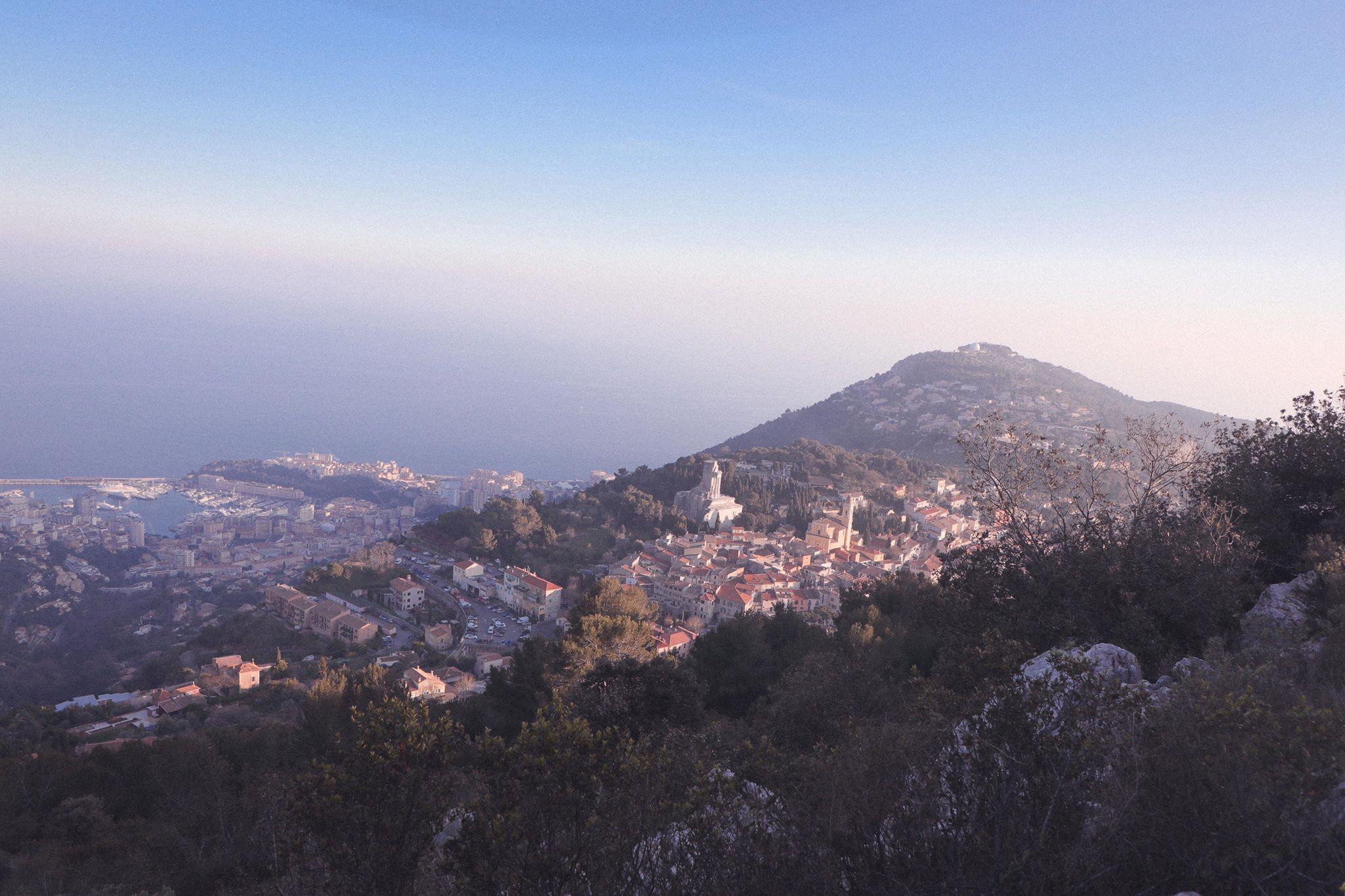 穿着劳保鞋徒步,穿着耐克鞋爬山