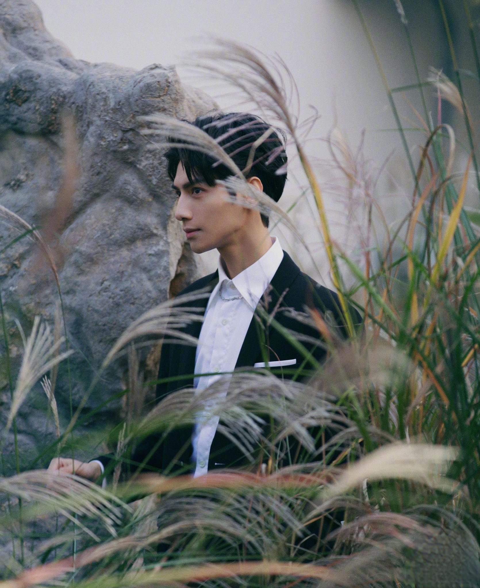 罗云熙何以笙箫默穿西装,罗云熙白衣现代古风西装