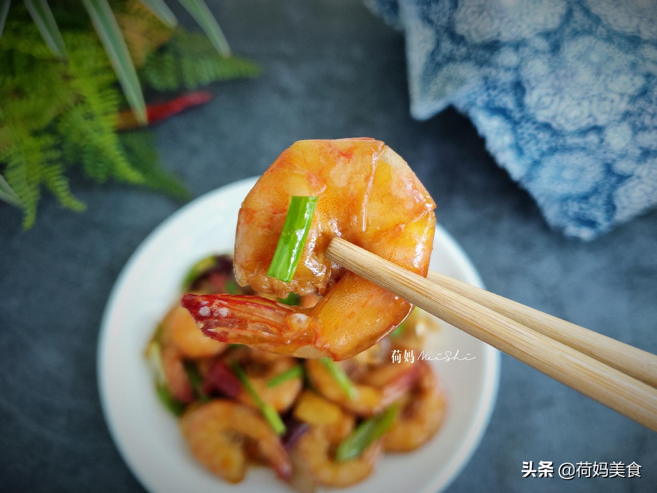 冻虾别再水煮了，加啤酒一焖，鲜香味美，好吃到吮指，一盘不够吃