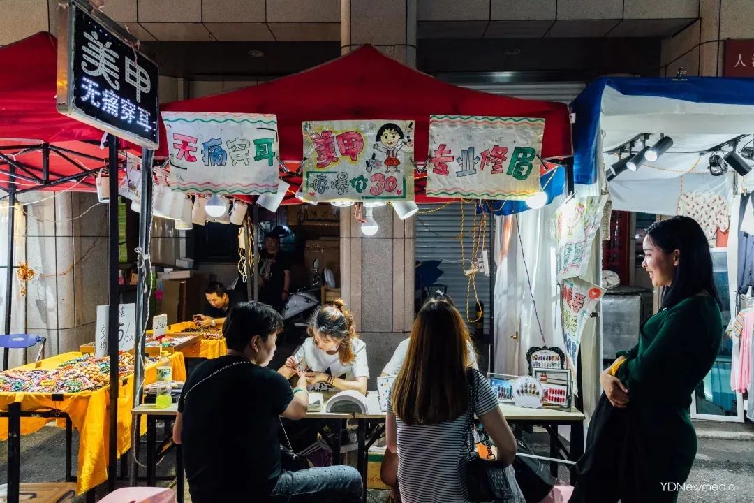 武汉步行街摆地摊,在武汉摆地摊的老乡们