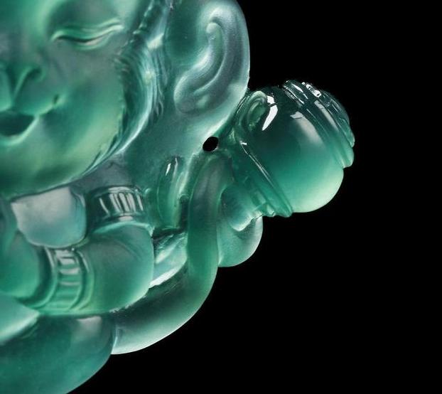 蓝水料：冰种翡翠玉石的一种，深邃神秘，灵气十足，价值一间房