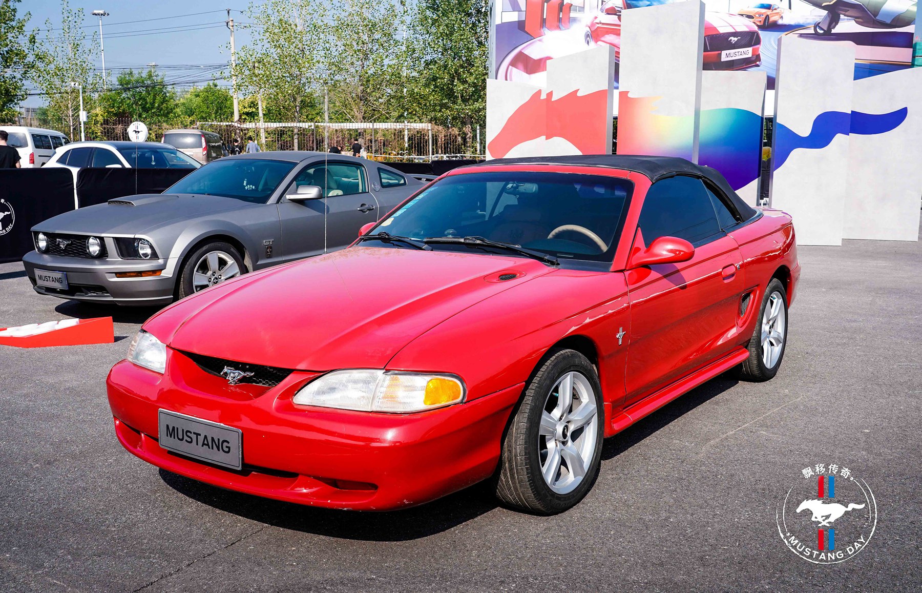 开mustang漂移,烧胎起步漂移的视频