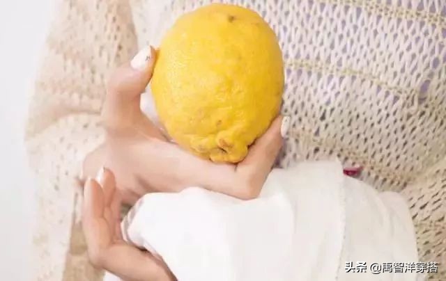 白衣服发霉怎么恢复原色,白衣服发霉了怎么洗得干净