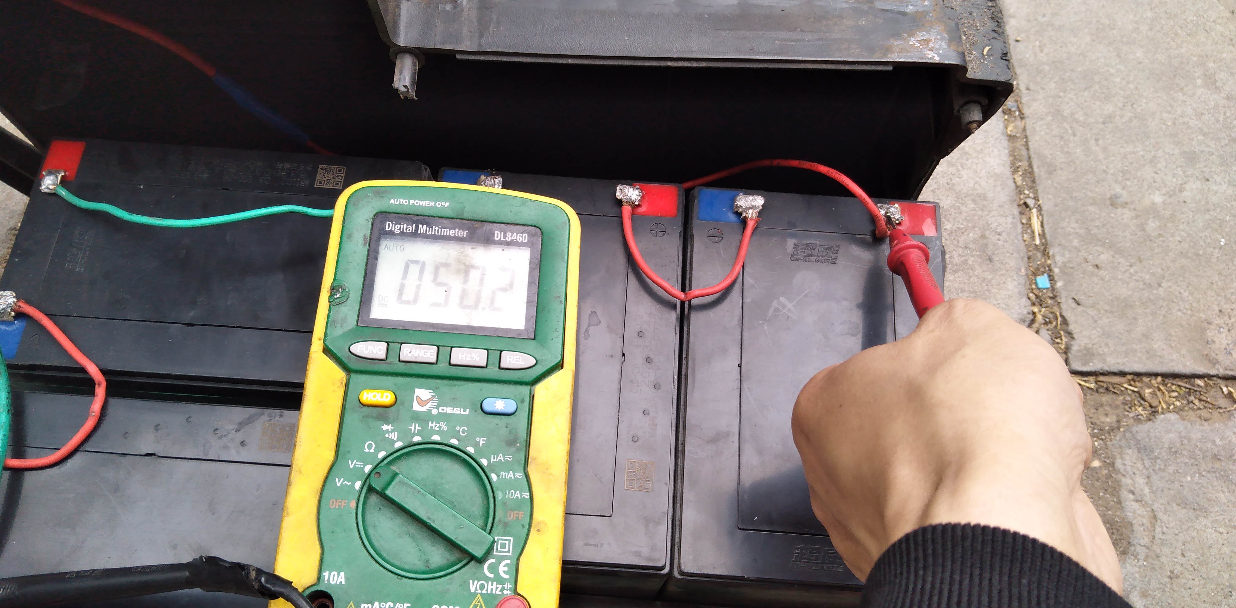 电动车放久了充电器充不进电,电动车放置时间长了充电充不进去