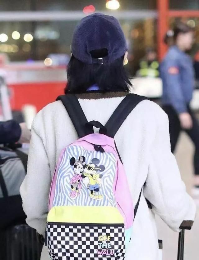 周迅窦靖童同框亲密互动合集,44岁周迅背米奇包