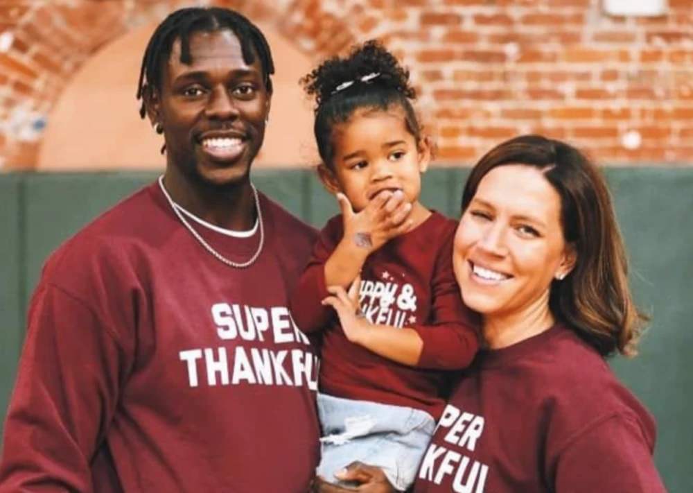 詹姆斯和萨瓦娜在科比面前秀恩爱,詹姆斯加冕历史得分王萨瓦娜镜头