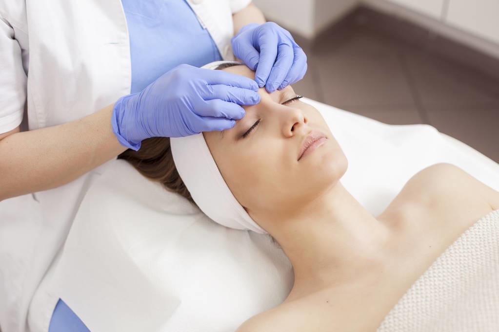 如何有效去除黑眼圈学生党,学生怎样去除黑眼圈