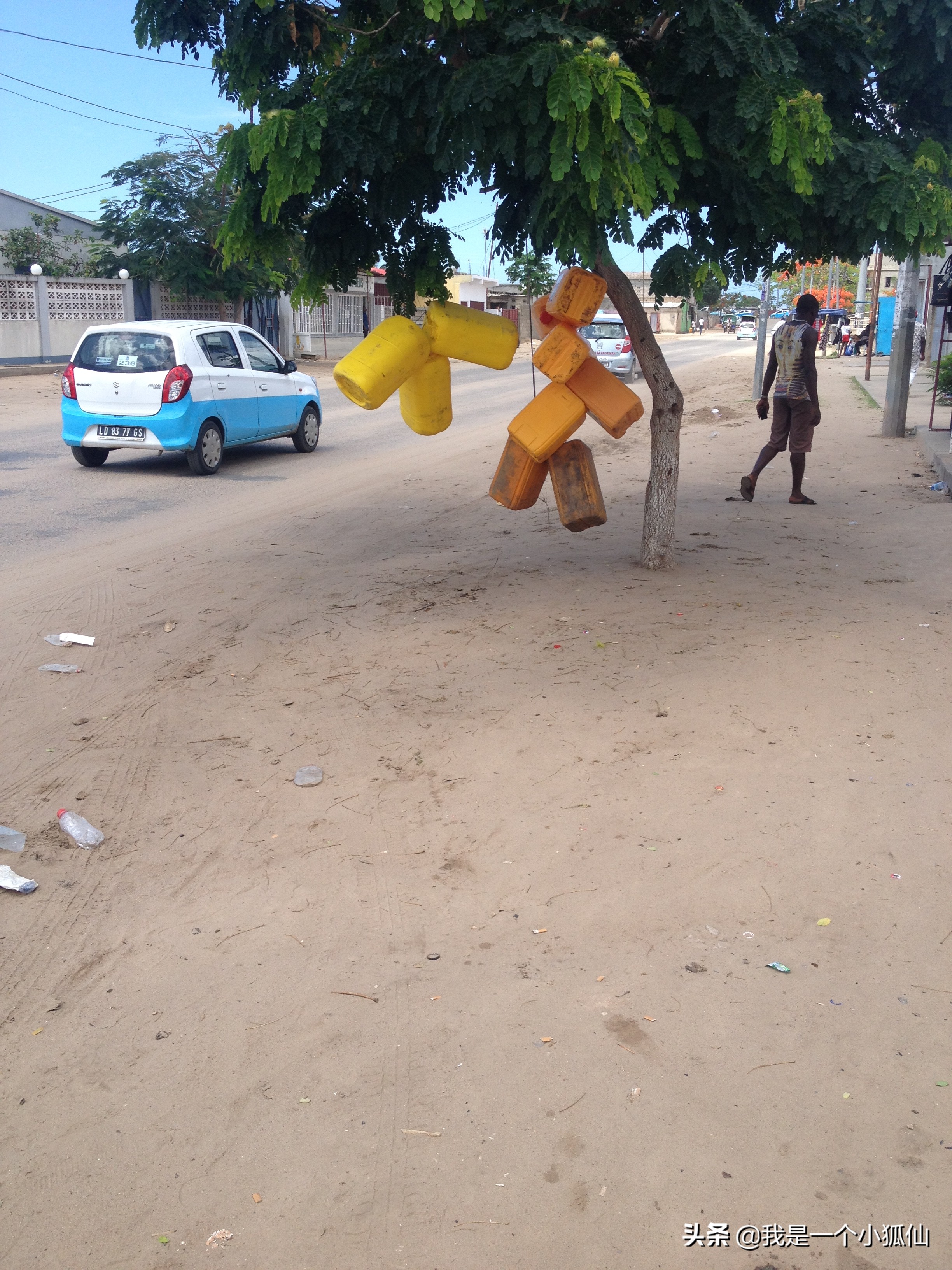 你知道安哥拉黑人用来装水的黄色桶,最初的用途是什么吗?