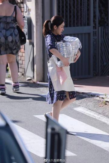 热巴瘦到极致,热巴黑色吊带锁骨突出