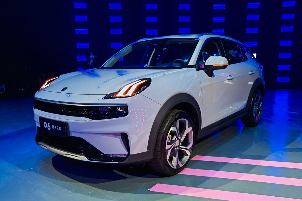 车上贴了胶纸怎么去掉用热水行吗,车上被贴了违停胶纸怎么清理