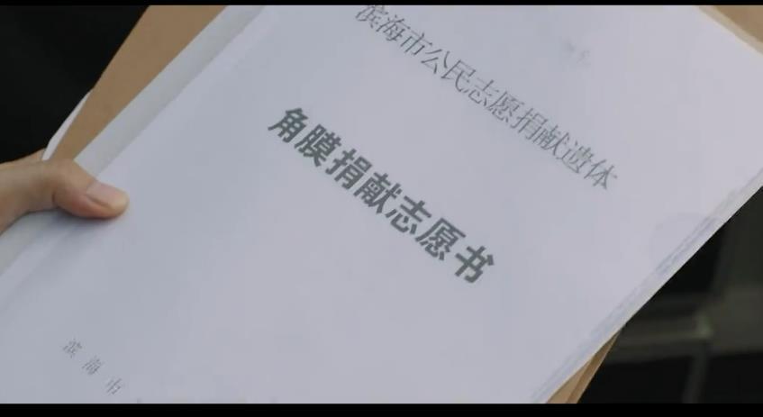 男医生拿针管吓唬小朋友,男医生用手抓刀