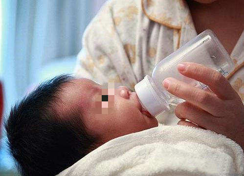 三个月宝宝喝完奶斜躺枕头睡觉,3个月宝宝吃完奶睡着了打响屁