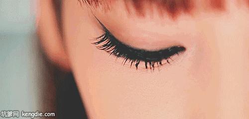 如何锻炼眼部肌肉大小眼,四个动作改善眼周