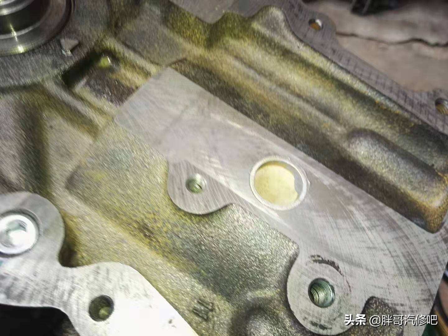 五菱宏光1.2机油少咋回事啊,五菱宏光1.2发动机机油孔在哪里