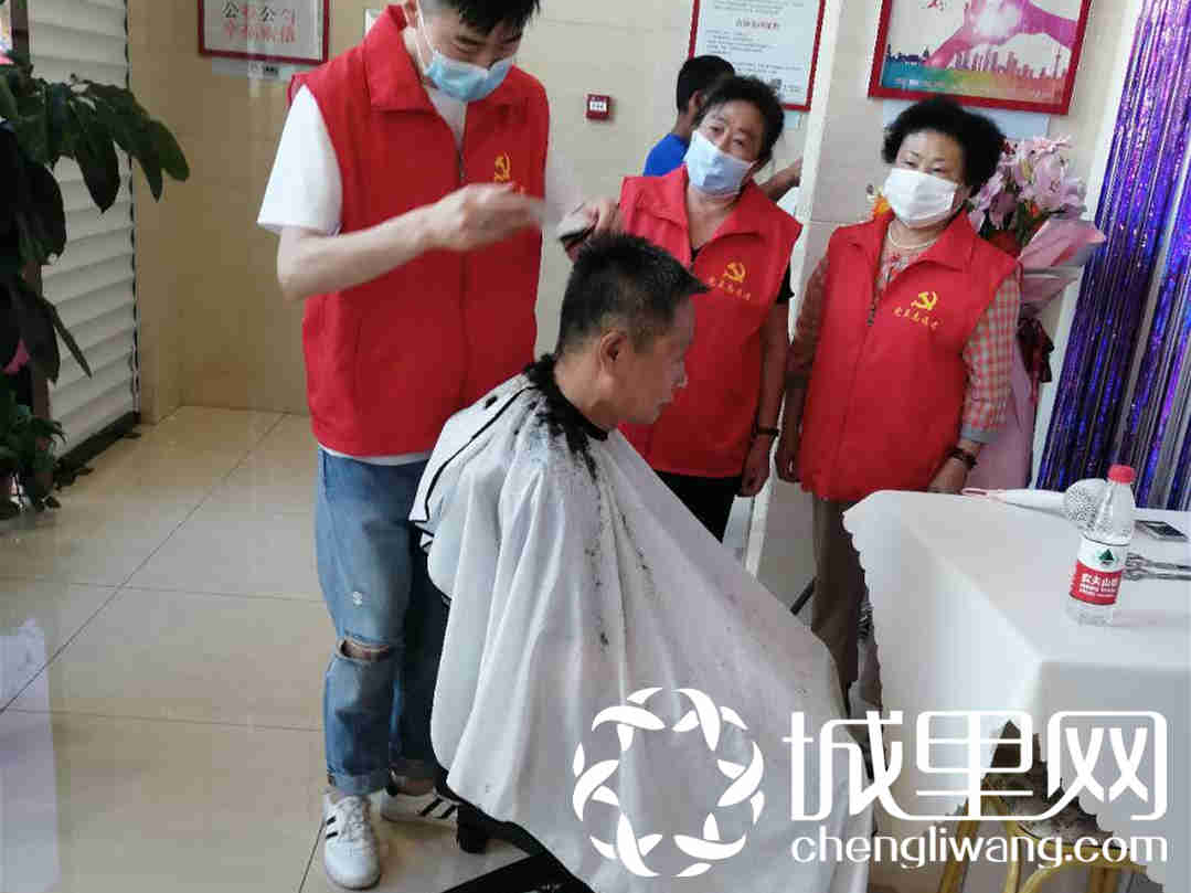 大连绿波社区开展“温情父亲节理发献爱心”志愿服务活动