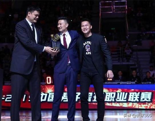 两个队长，一位主席，三位体坛名将罕见同框，谁的正装照更美