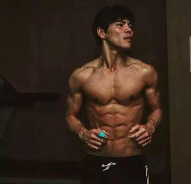 向佐健身练腰,向佐一身肌肉怎么锻炼的