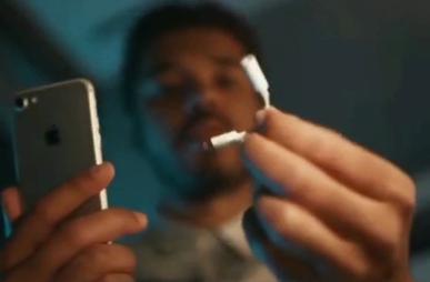 最经典的互黑广告:三星手机VS苹果手机,但却说的是事实