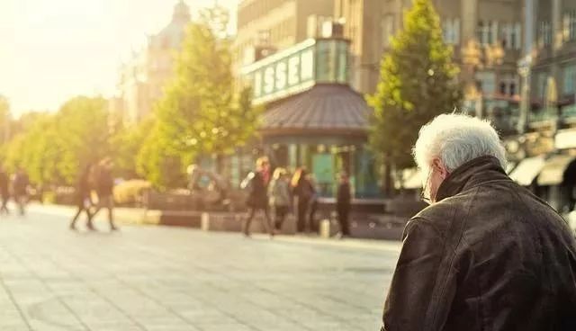 身体发出老人味是什么原因引起的,中年人身体出现了老人味是什么病