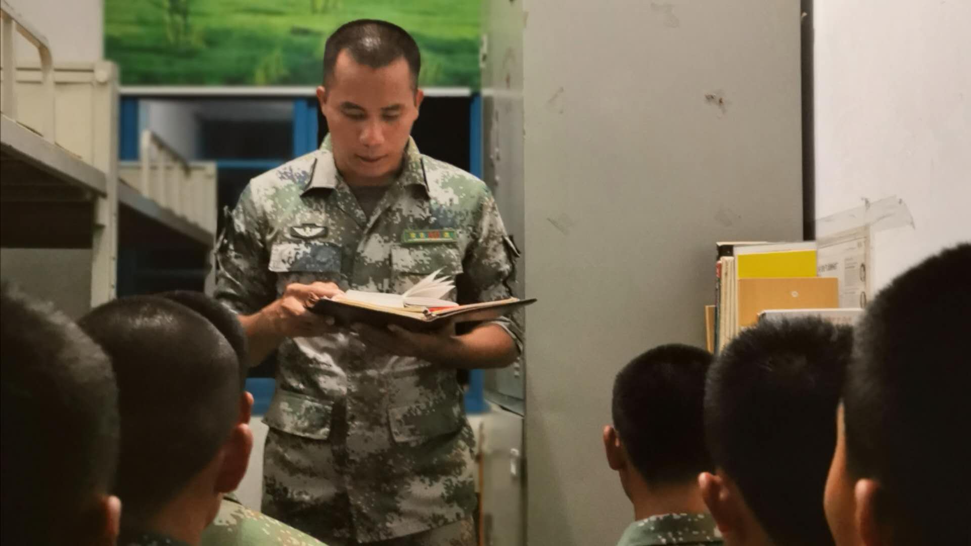 退伍季戎马一生归来仍是少年,退伍季一声战友一生战友