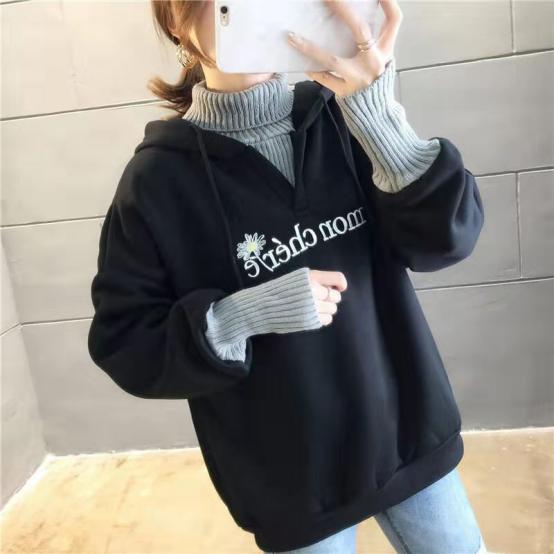 金晨全黑装走机场，背小包斜跨超可爱，脖子太长穿高领也能看见肉