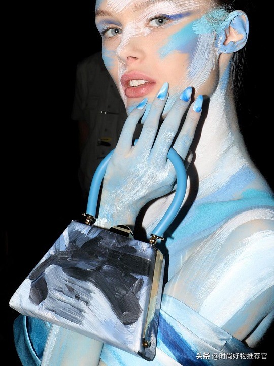 一周新包|莫斯奇诺印象涂鸦、LV古典人像、缪缪铆钉