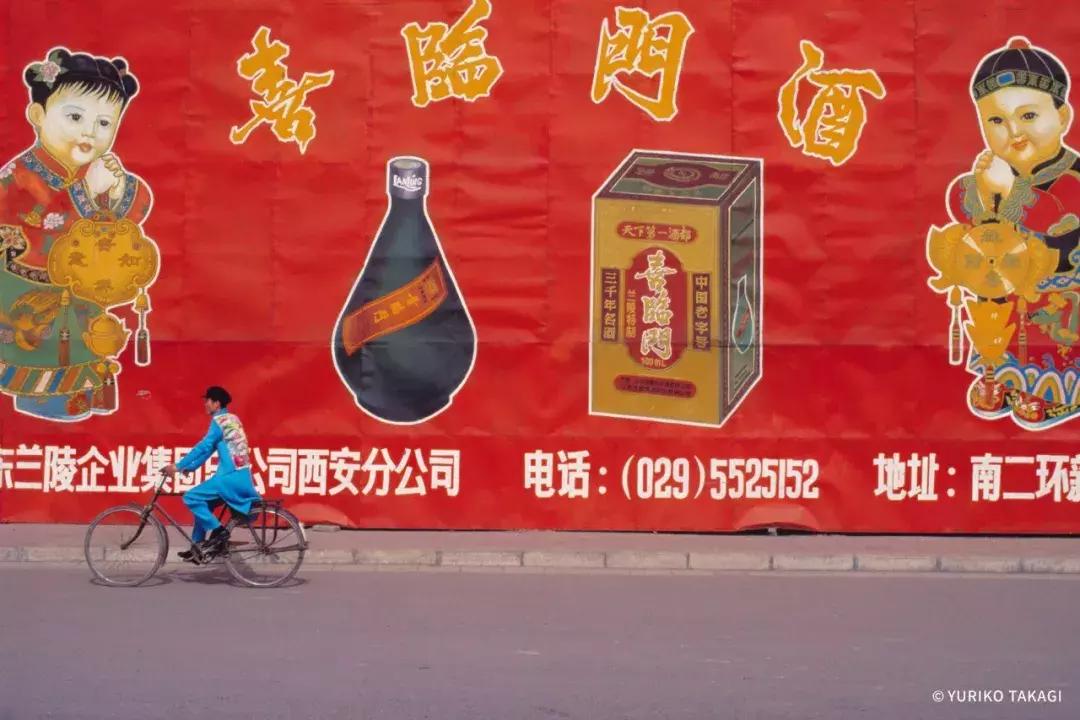 25年前，一个日本人带着天价衣服到中国，给西北人拍了一批硬照