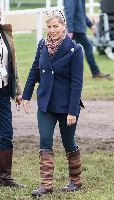 皇家时尚凯特米德尔顿,阿奇哈里森视频