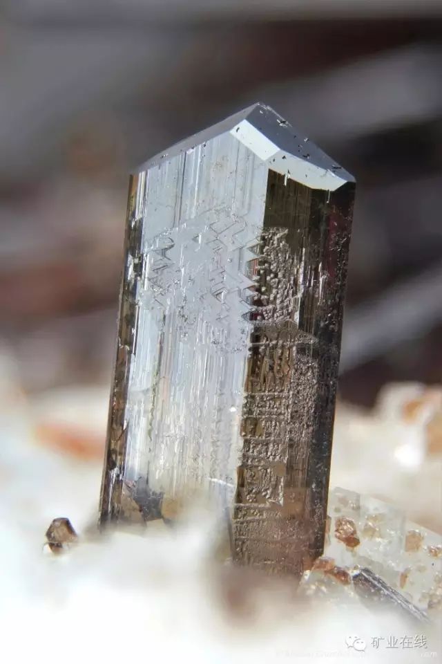 常见的矿物岩石有哪些,4种最常见于岩石里的矿物