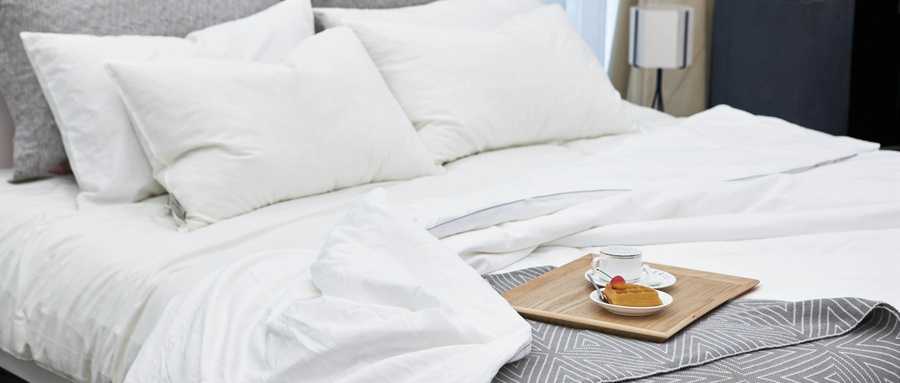 眼睛肿是因为身体有火吗,眼睛肿是不是喝水少