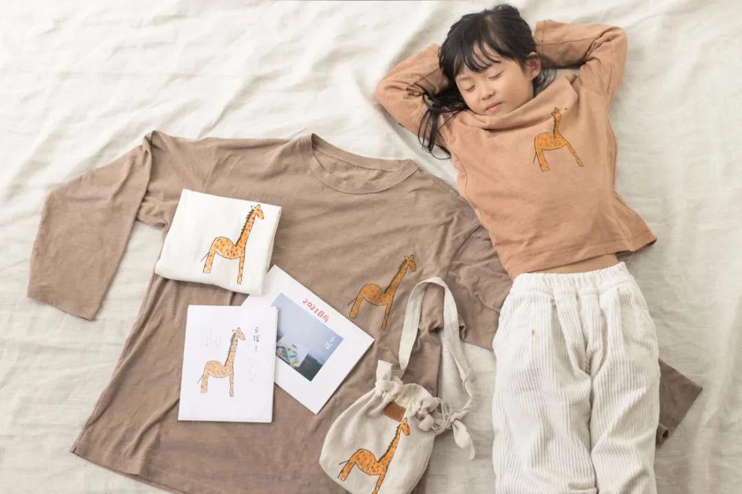 租下城郊200㎡小院,和陌生人一起生活5年:唱歌、染布、盖树屋