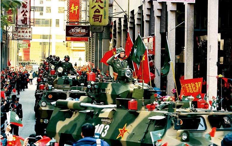 1997年香港回归,如果英军以*力武**抗拒解放军,英军能守住香港吗?