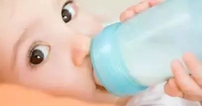 奶粉冲不开有结块是奶粉假吗,奶粉结块冲开是颗粒状