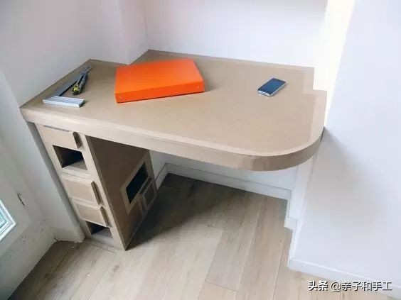 只用瓦楞纸就可以做出一件件家具,简直酷爆了