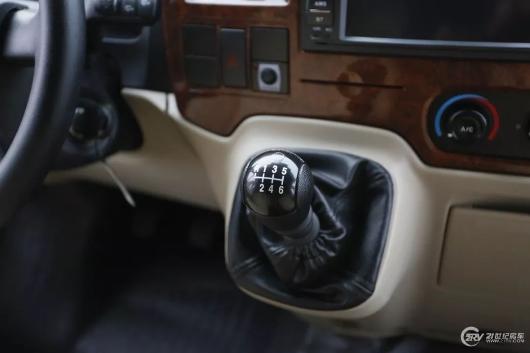 房车大全20-30万的小型c型房车,飞翔房车入门级b型房车价格