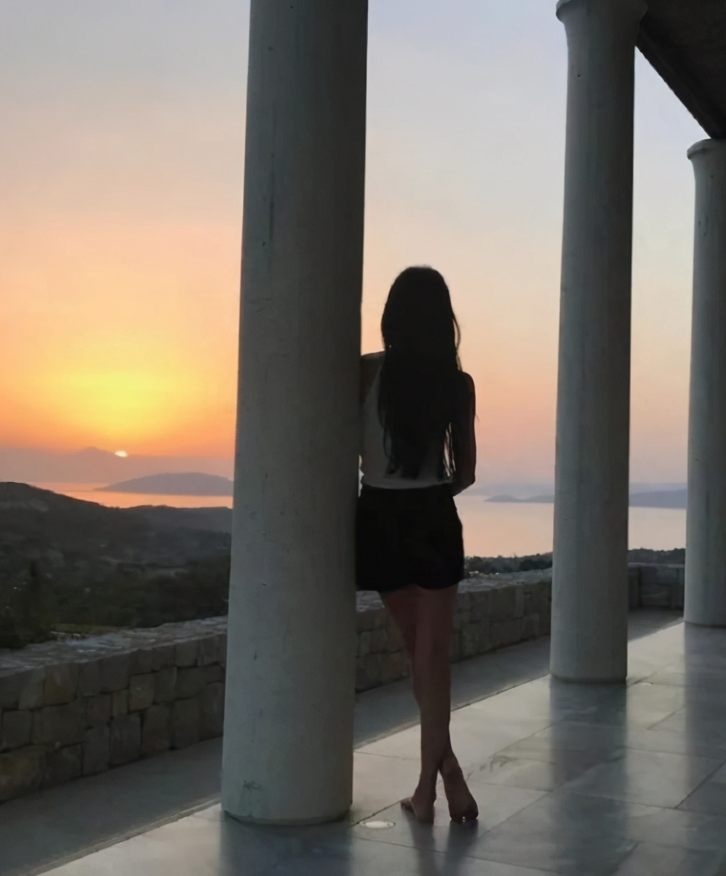 王薇薇42岁第一件婚纱,72岁婚纱女王王薇薇生日照曝光