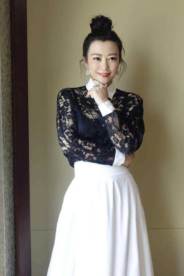 郝蕾身材真有料，穿黑色蕾丝上衣搭配白色半身裙，身材凹凸有致