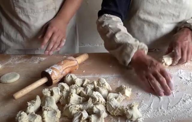 大叔卖传统小吃20年只涨过一次价,河南大叔卖地方小吃每天做300