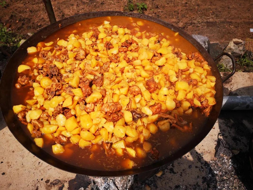 真香预警!300亩花海盛放,烤全羊十里飘香!