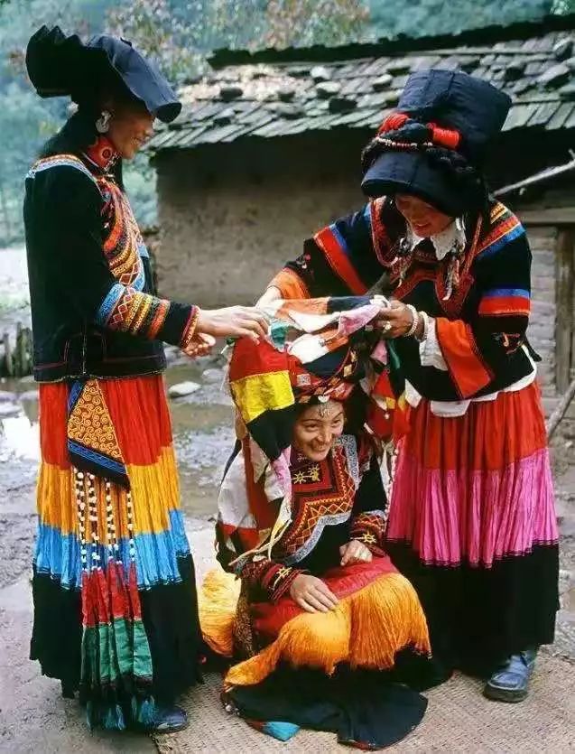 彝族民族服饰视频,彝族服饰惊艳