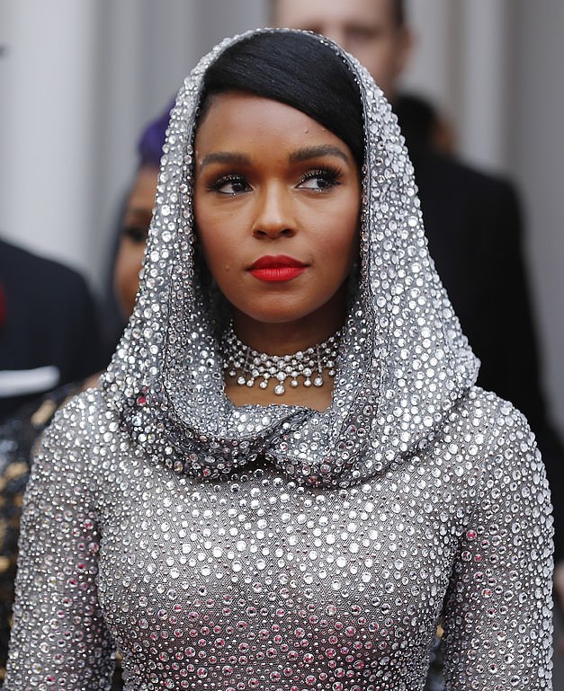 斯嘉丽约翰逊红毯合集,斯嘉丽约翰逊和未婚夫海边图片