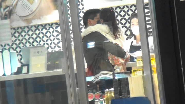 霍启刚晒与郭晶晶甜蜜合照,霍启刚为郭晶晶庆40岁生日