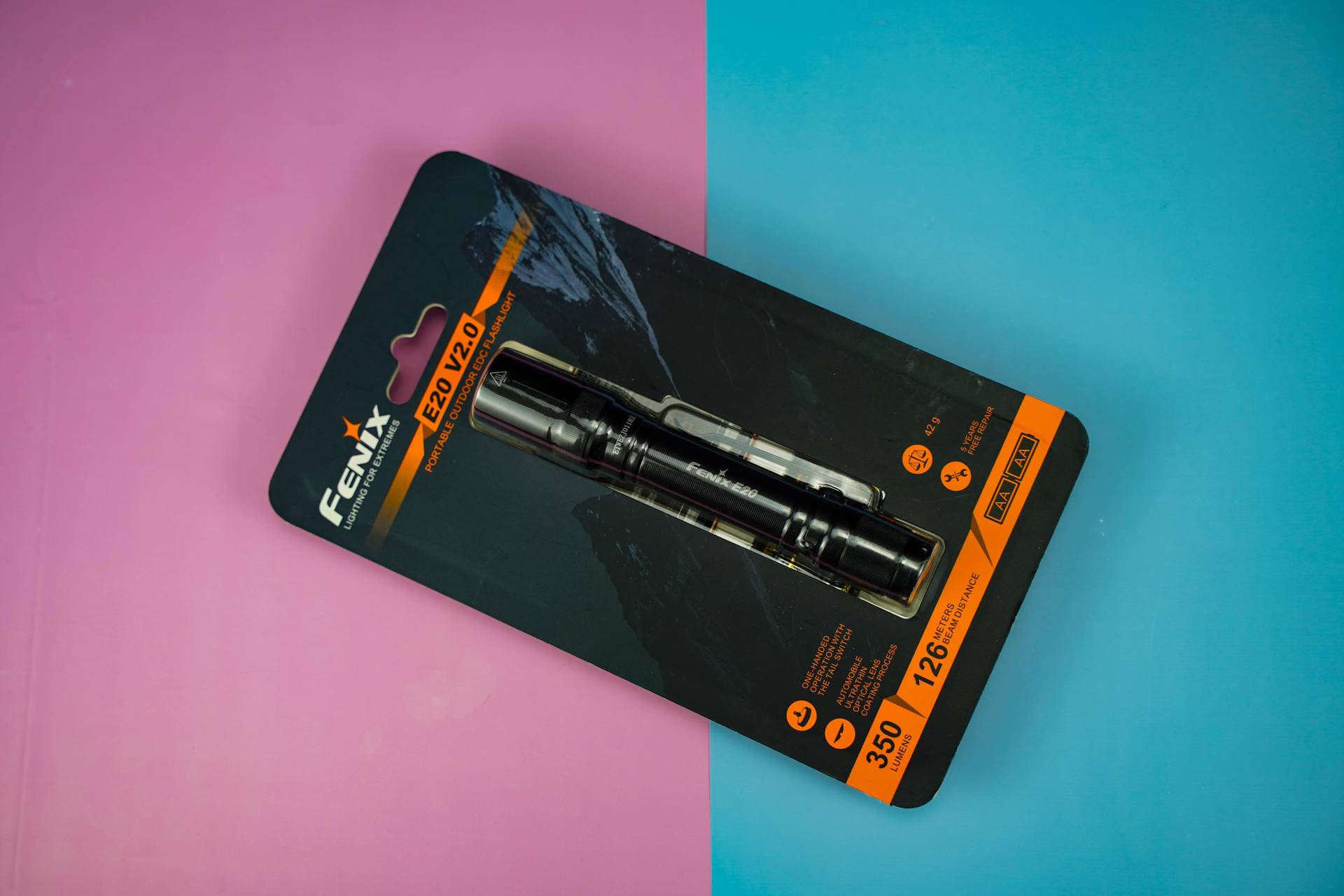 小巧便携，亮度高！体验菲尼克斯E20V2.0便携手电