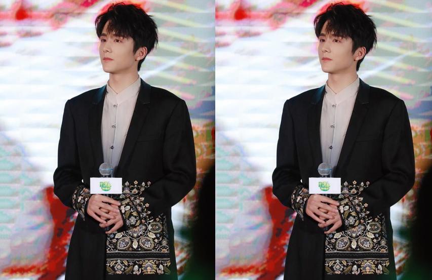 张新成露背西装同款,县委大院张新成撑伞照片