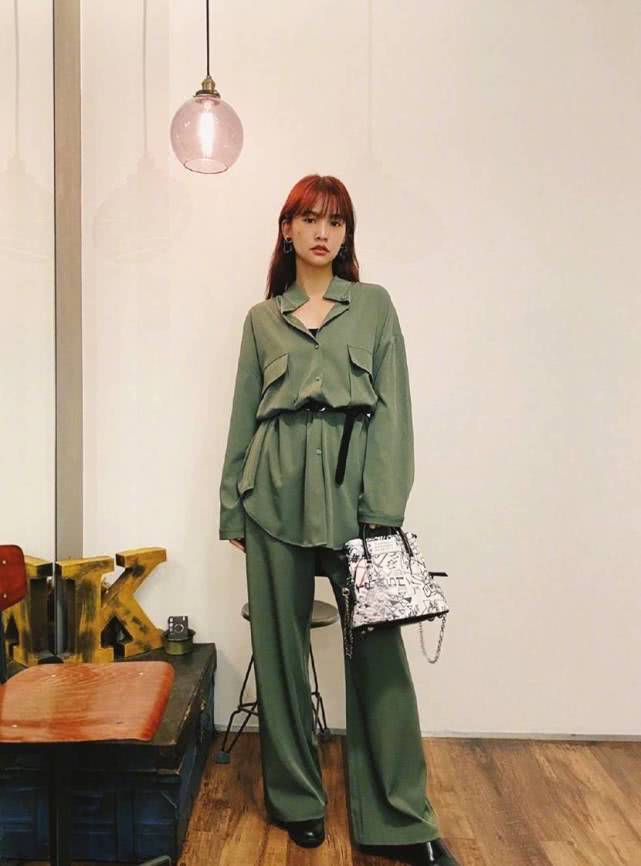 36岁杨丞琳童颜依旧！一身牛仔连体裤配泡面大波浪，减龄感十足