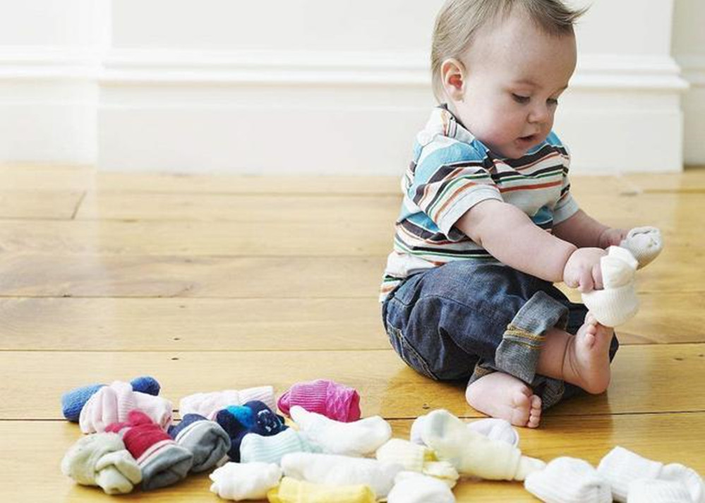 夏天宝宝光脚丫好还是穿袜子好,宝宝夏天为啥要穿袜子